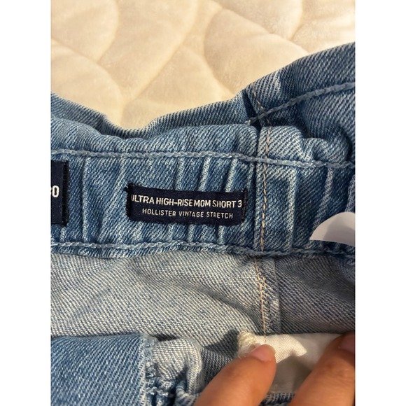 Hollister Mom Shorts Ultra High-Rise Denim Cuffed Hem Light Wash Size 11 W30‎ - Picture 4 of 8